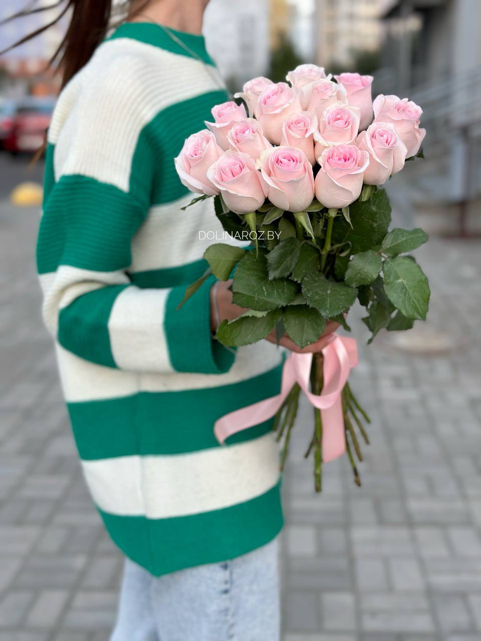 Красивый букет из 15 розовых роз с доставкой в Минске